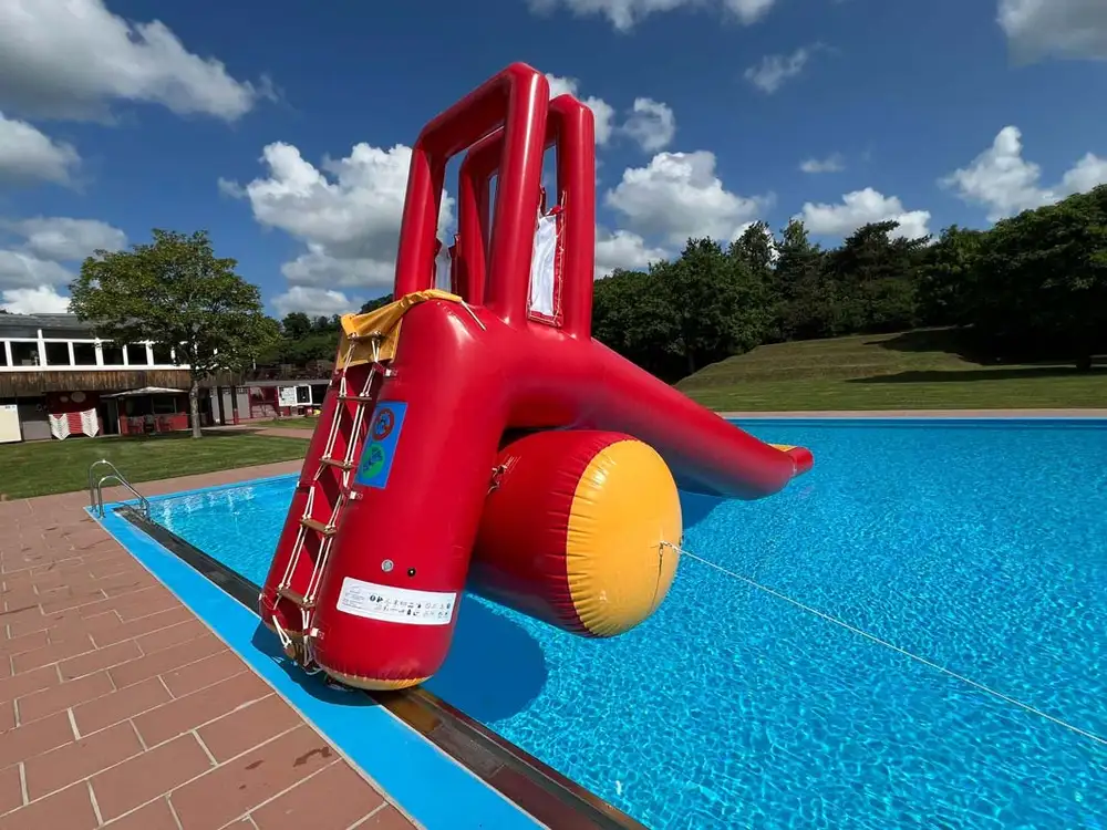 Wasserrutsche in Schwimmbad